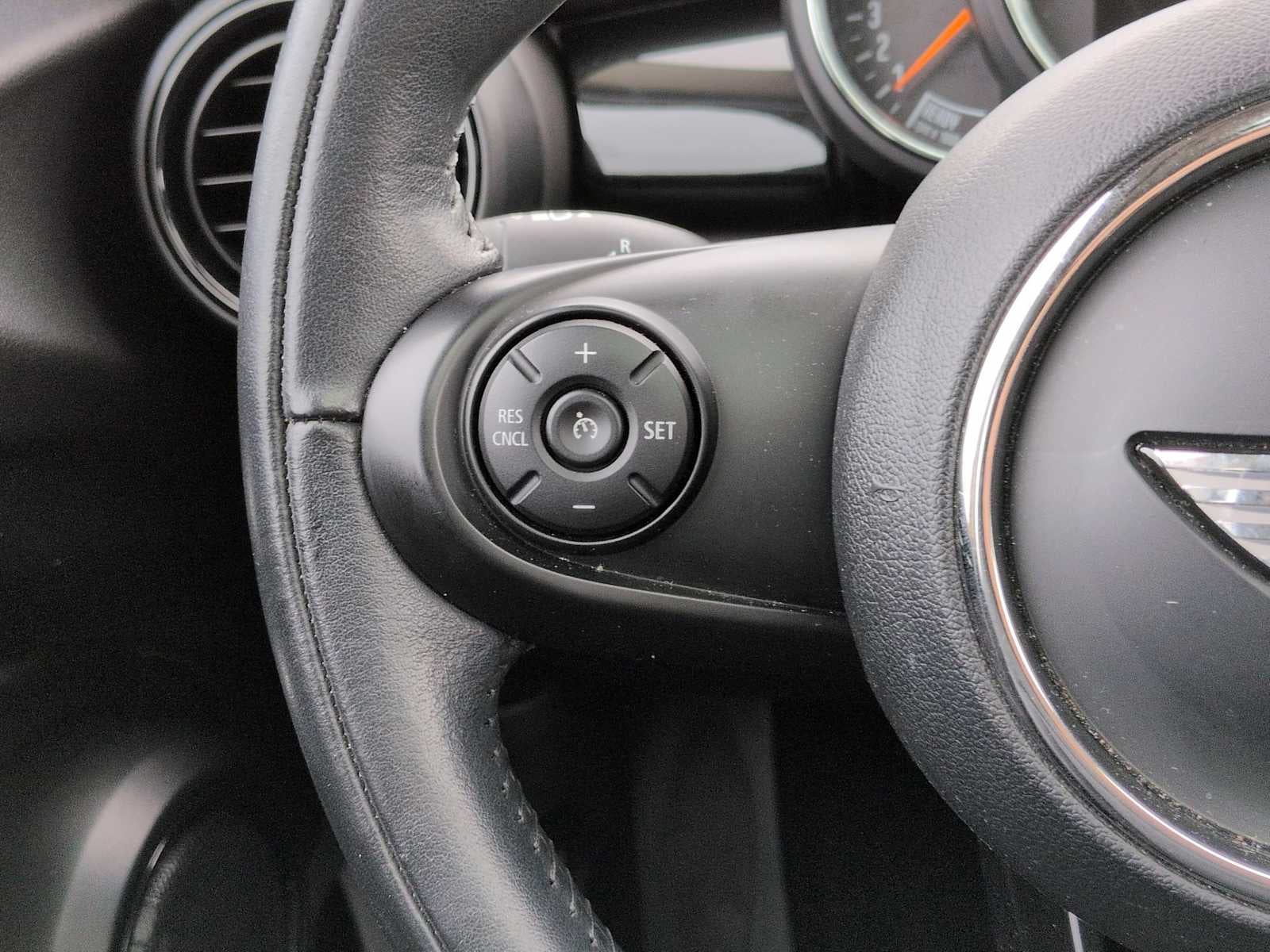 MINI Cooper S de 4 puertas con techo rígido de 2017