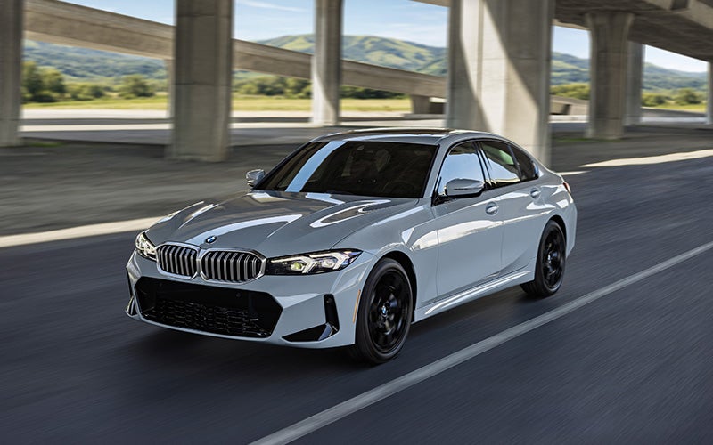 Imagen en movimiento del BMW 330i xDrive circulando por la carretera.