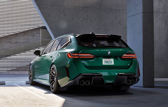 Verde BMW M5 Touring estacionado en el garaje. | BMW of Sterling en Sterling VA