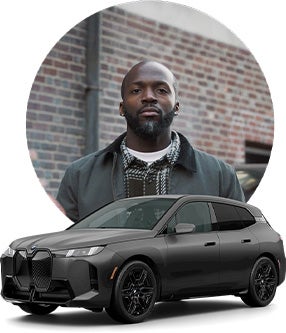 Imagen de John y su modelo BMW.