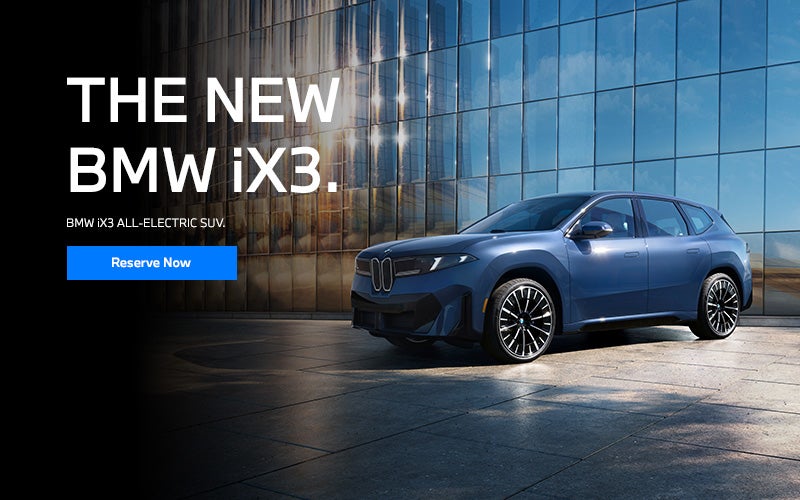 El SUV BMW iX3 aparcado. Haz clic para obtener más información.