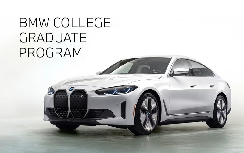 BMW i4 blanco aparcado. Programa de graduados universitarios de BMW. | BMW of Sterling en Sterling VA