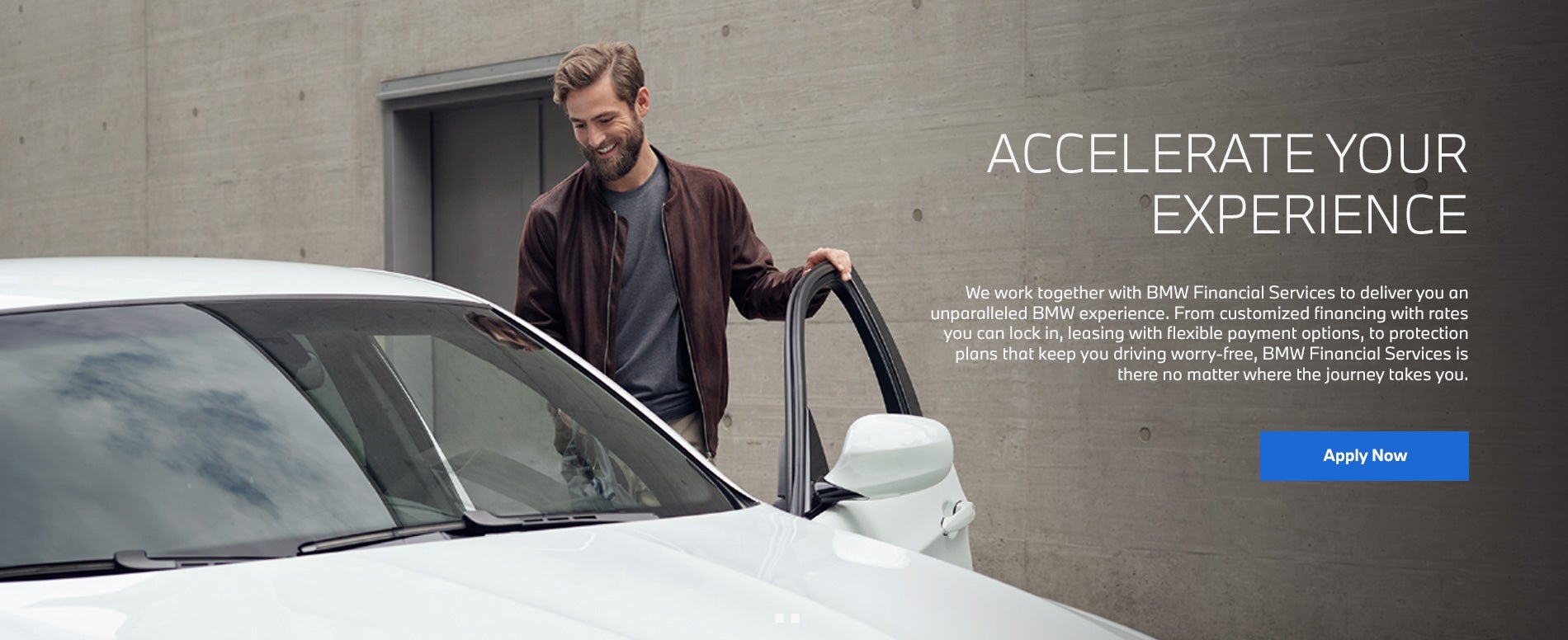 Un hombre entra en un BMW por el lado del conductor - Enlace a la solicitud de financiación del concesionario