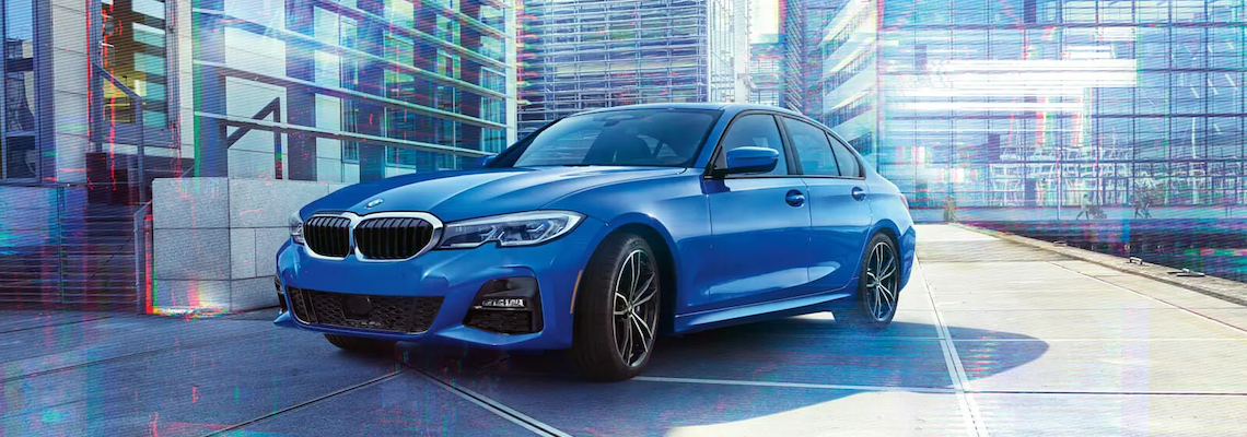 2022 BMW 330i aparcado fuera de un edificio