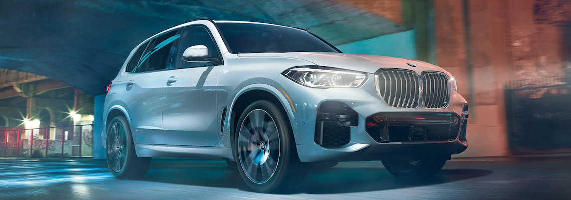 2022 BMW X5 conducción nocturna