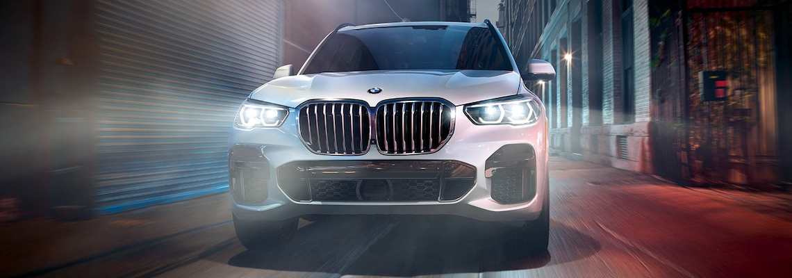 2022 BMW X5 conduciendo por un callejón de noche