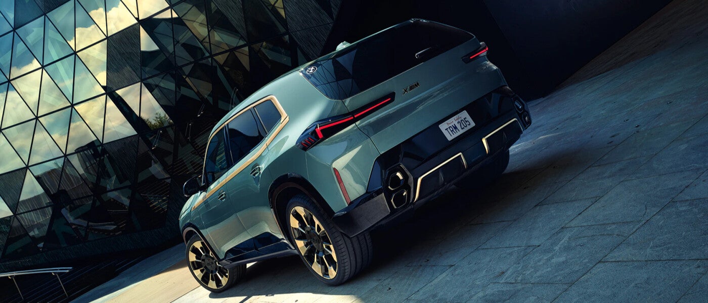 2023 BMW XM en un color azul trasera 3/4 vista